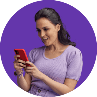 Mujer con celular en primer paso para registro