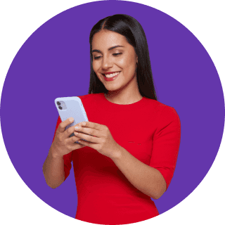 Mujer con celular en primer paso para registro